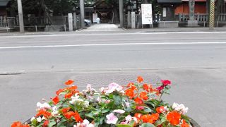 市中の中で構えている・・周りはビル群