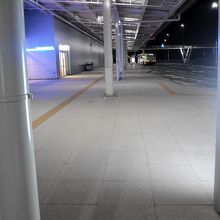 バス乗り場。ターミナルを出て左端がターミナル移動のバス乗り場
