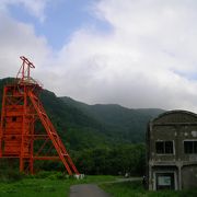 真っ赤に塗られた巨大な立坑巻き上げ機