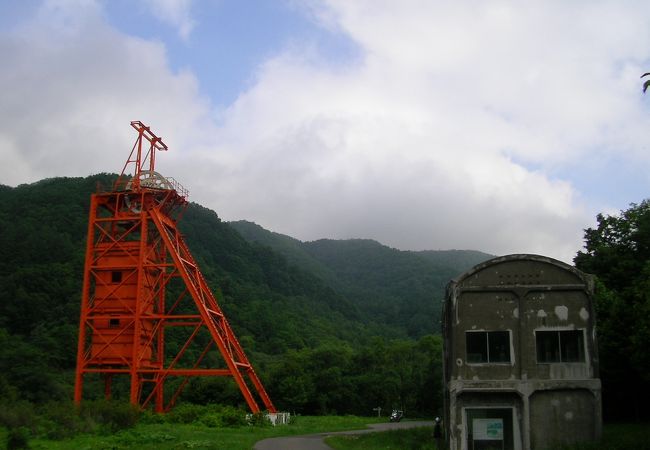 真っ赤に塗られた巨大な立坑巻き上げ機