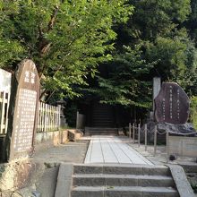 奥の階段の上にあります