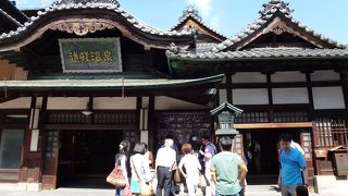 道後温泉本館 --- 日本で一番有名な温泉共同浴場ではないでしょうか。