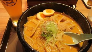 こってりのトントロラーメンにギョーザ、ごはん。冷えた千歳地ビールできりっと締める！