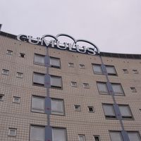 この裏側に放射状の客室棟が出っ張ってる造り。