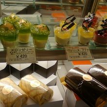 美しいデザートがいっぱいありました。