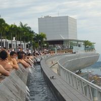 大混雑のインフィニティプール