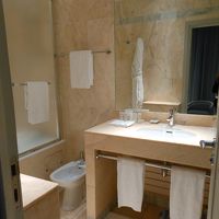 バスルームとトイレは別。洗面所の横はビデです。