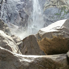 このくらい水量が少ないと巨岩を乗り越えながら滝壺まで行ける