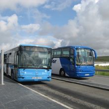 駅前にバスが止まっていました。