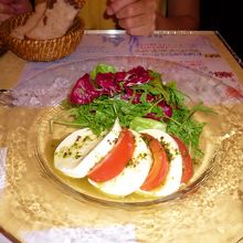 追加オーダーのカプレーゼ