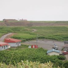 手前は昆布を干してる人たち。一番奥が校舎。