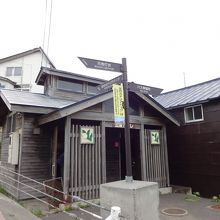 知床のバス停にも案内が。