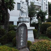 道路からの入口際に・・