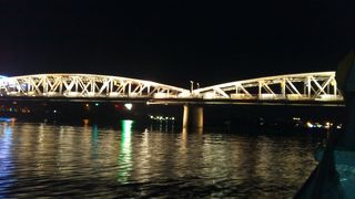 夜のライトアップはとても綺麗です！