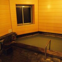 白濁の温泉は貸切風呂で。広いです。