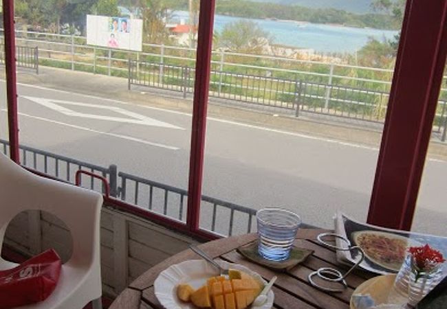 川平の町中の絶景カフェ