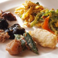 朝食は沖縄食材たっぷりの健康食。