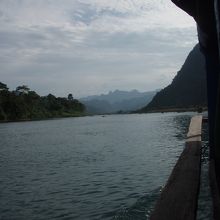 ボート乗り場から洞窟までの風景