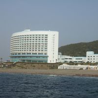 近くの防波堤から撮ったホテルの全貌
