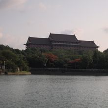 ふり返ると高雄の円山大飯店。