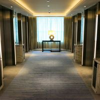 エレベーターホール　エレベーターは6基あり、あまり待たずに来