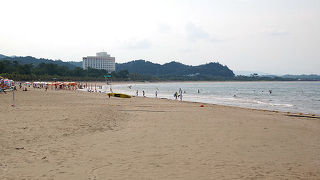 青島の対岸に広がる白い砂浜