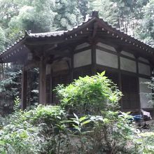 森の中に本堂・・