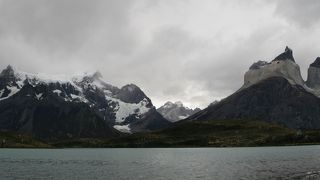湖面に公園の主要峰を映します