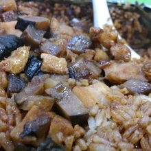 蓮の葉でくるまれた炊き込み？ご飯。美味しいんです。