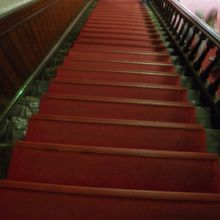 赤じゅうたんの階段