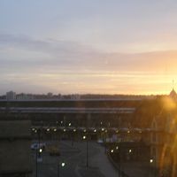 正面に駅が見えます