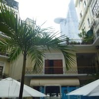 プールサイドからスカイデッキのビルが見れます。