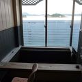 海を眺めて入る部屋風呂。