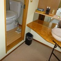 トイレには段差があり、洗面台はちょっと使いづらかった