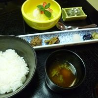 白御飯、赤出汁、香の物、蓬餅、果実