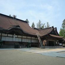 金剛峰寺本殿・消火用の桶が屋根上にあり梯子は常備されている