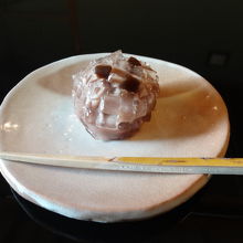 季節によって替わる和菓子　こちらは夏のお菓子