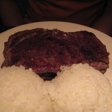 リブアイステーキ。つけあわせのごはん山盛り！