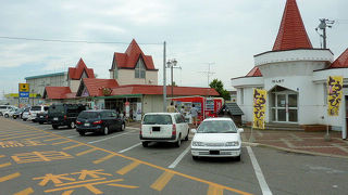 赤い屋根が目印
