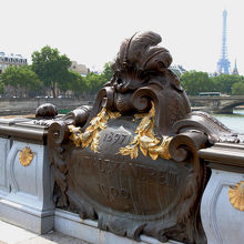 橋の名が刻まれた像