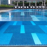 巨大水槽のようなプールです！