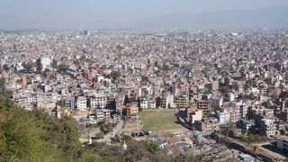 丘の頂上に建つ仏教寺院