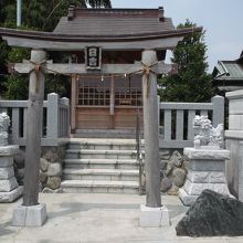 再建された。新しい。