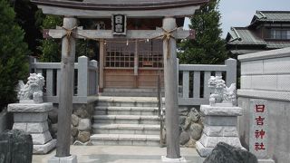 ちょっとハイキング・神社前に休憩ベンチが・・