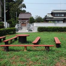 ハイカーにはありがたいベンチ　(個人の御宅と神社)