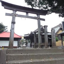 バス道路側の鳥居(古い)、すぐ境内