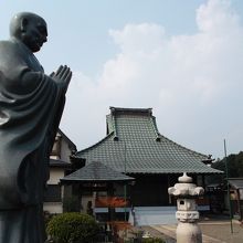 日蓮様と特徴ある屋根の本堂