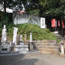 入口。急石段登る