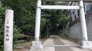 石造物、見る価値あり。富士山も(参道から？)