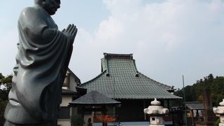 本堂屋根が印象的なお寺